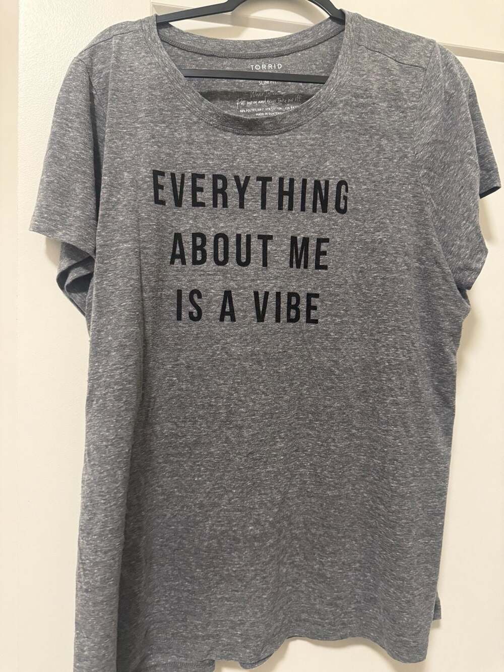 TORRID 1X “EVERYTHING ABOUT ME IS A VIBE” SLIM FIT GRAPHIC TEE - HEATHER GREY